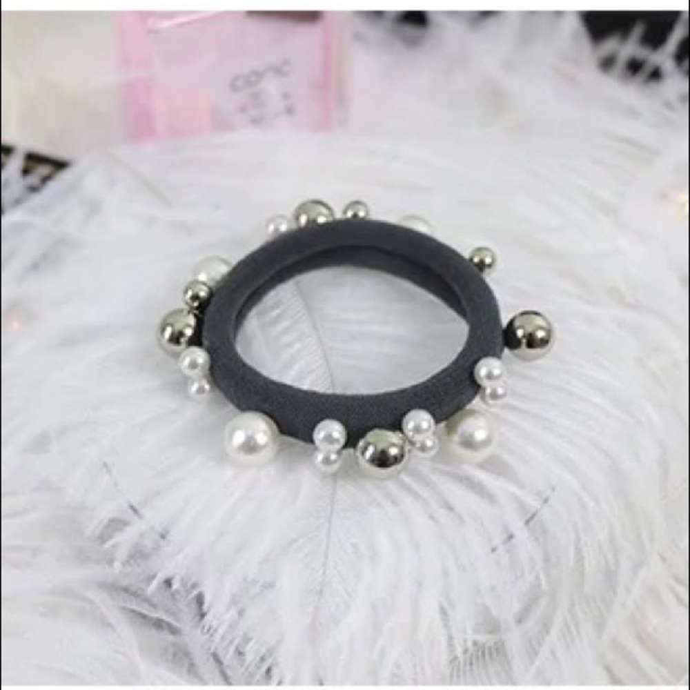 A set of elastic pearl hair ties ( 3pcs)